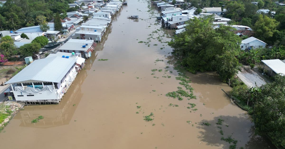 Luftaufnahme einer überfluteten Siedlung am Fluss